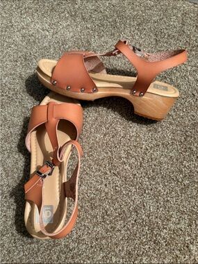 Dolce Vita Girl’s Tan Platform Sandals